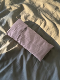 Coussin Morphée rose poudré sur literie blanche avec lavande