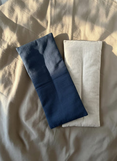Coussin Morphée bleu nuit et coussin naturel sur lin blanc